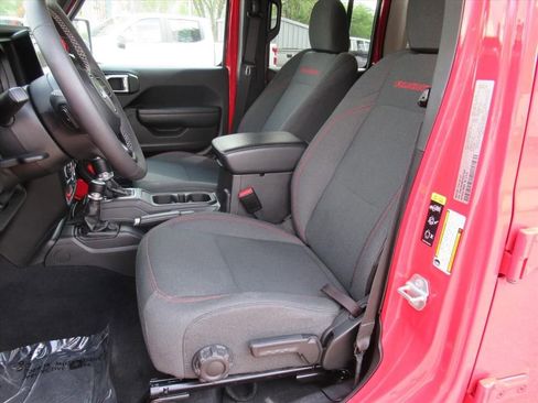 Certified 2025 Jeep Wrangler Unlimited Rubicon w/ Convenience Group AWD/4WD image 17