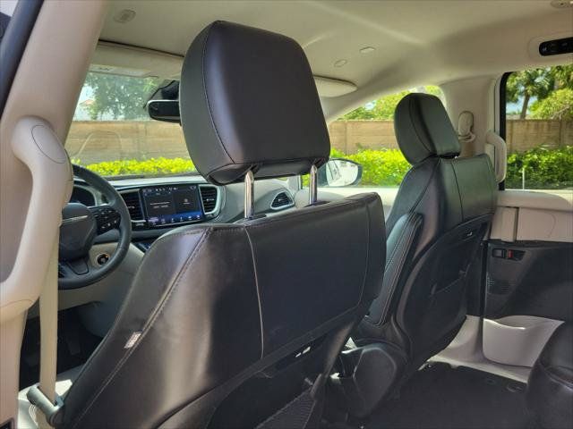 Used 2024 Chrysler Pacifica Touring-L FWD image 12