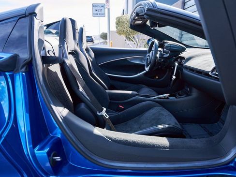 Used 2025 McLaren Artura Spider RWD image 35