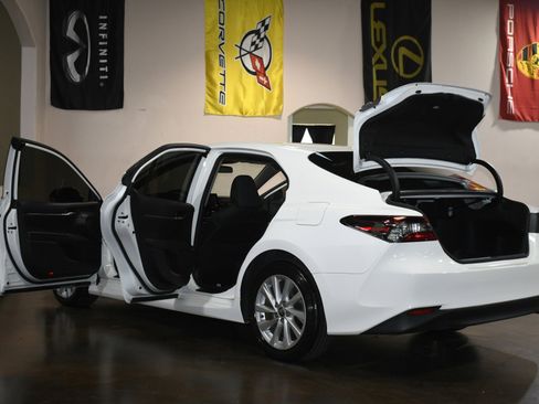 Used 2021 Toyota Camry LE image 92