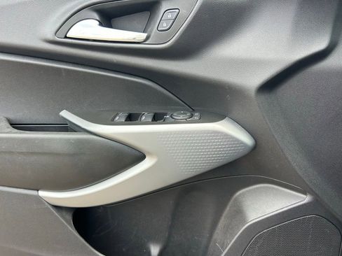 Used 2025 Chevrolet Trax LS w/ LS Convenience Package FWD image 9