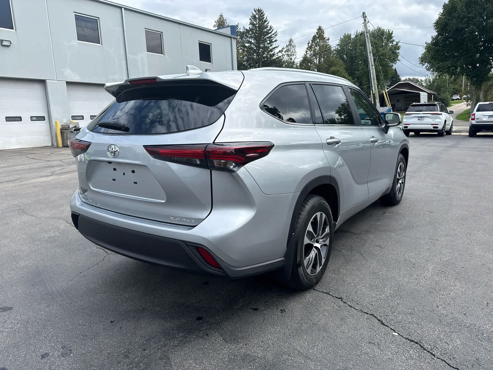 Used 2024 Toyota Highlander XLE AWD/4WD image 3