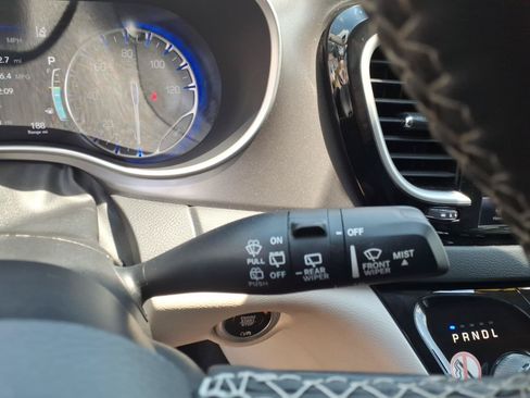 Used 2023 Chrysler Pacifica Touring-L FWD image 23