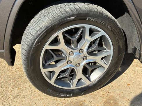 Used 2020 Jeep Grand Cherokee Overland image 14