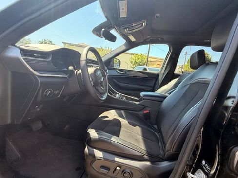 Used 2023 Jeep Grand Cherokee Altitude RWD image 5