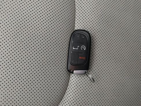 Used 2020 Jeep Cherokee Limited FWD image 32