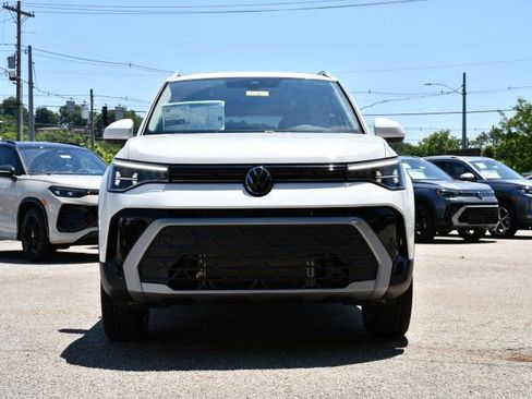 New 2026 Volkswagen Taos SE AWD/4WD image 2