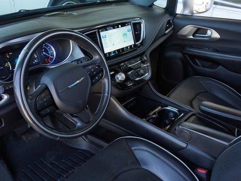 Used 2021 Chrysler Pacifica Limited w/ Uconnect Theater Family Group FWD image 24