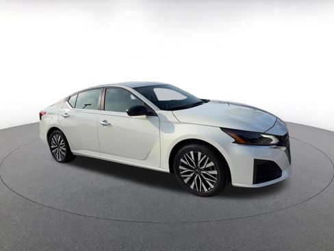 Used 2025 Nissan Altima 2.5 SV FWD image 2