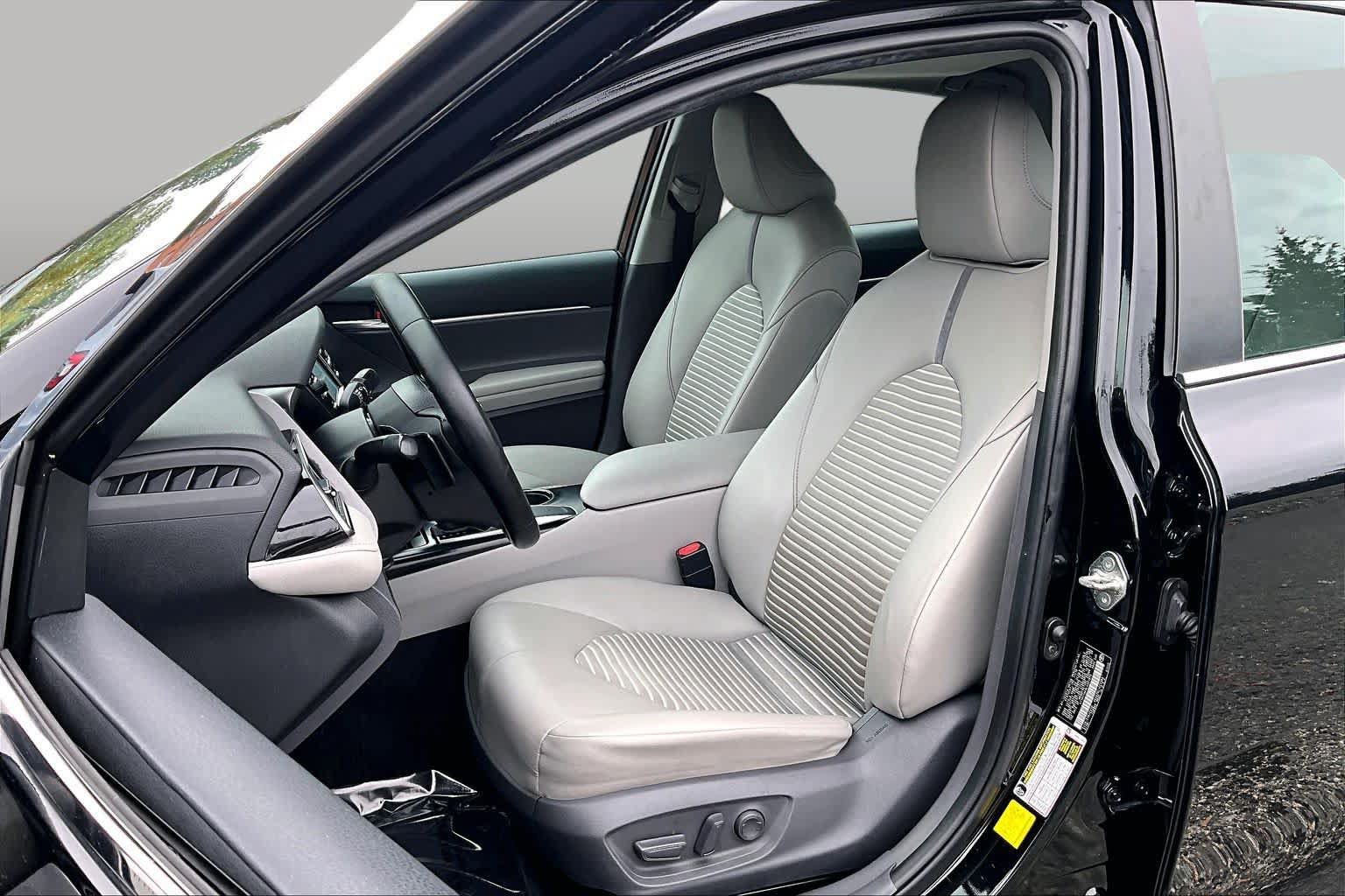 Used 2020 Toyota Camry SE w/ Convenience Package FWD image 8