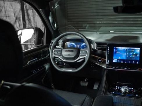 Used 2024 Jeep Wagoneer Series III w/ Premium Group I image 5