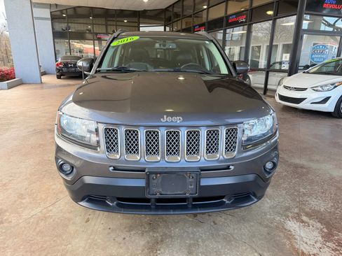 Used 2016 Jeep Compass Latitude image 2