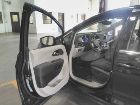 Used 2023 Chrysler Voyager LX FWD image 4