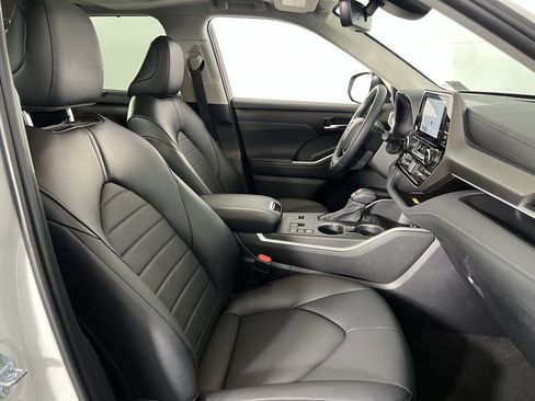 Used 2025 Toyota Highlander XLE image 33