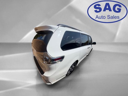 Used 2020 Toyota Sienna SE w/ Carpet Mat Package FWD image 3