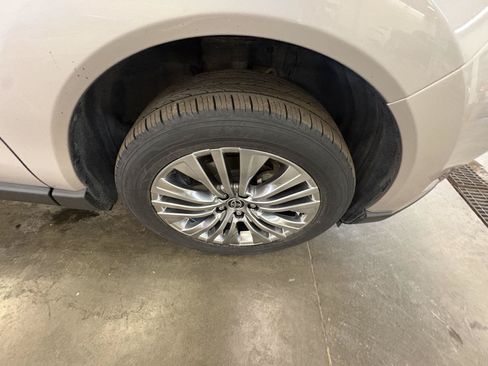 Used 2021 Toyota Venza Limited w/ Advanced Technology Package AWD/4WD image 13
