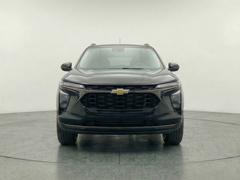Used 2025 Chevrolet Trax LT w/ LT Convenience Package image 2