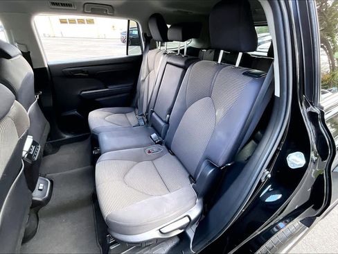 Used 2021 Toyota Highlander LE image 21