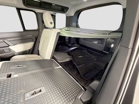 Certified 2025 Land Rover Defender 110 X-Dynamic SE AWD/4WD image 28