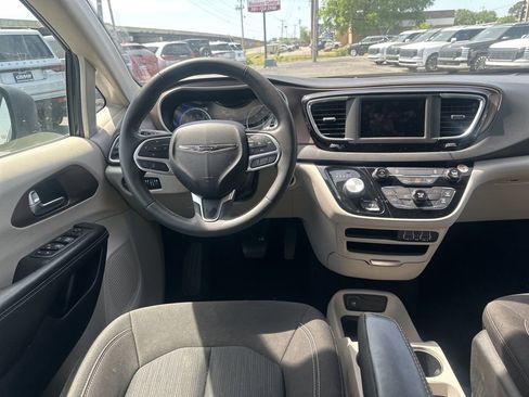 Used 2022 Chrysler Voyager LX FWD image 18