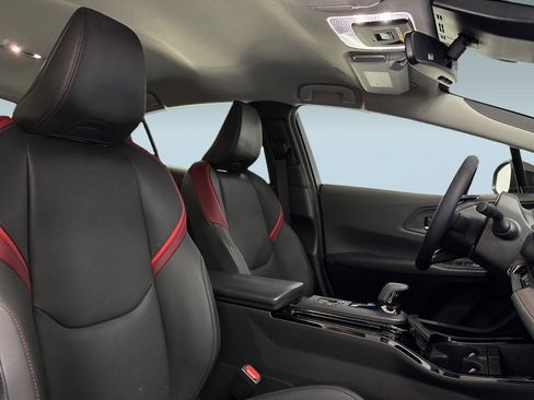 Used 2025 Toyota Prius XSE image 31