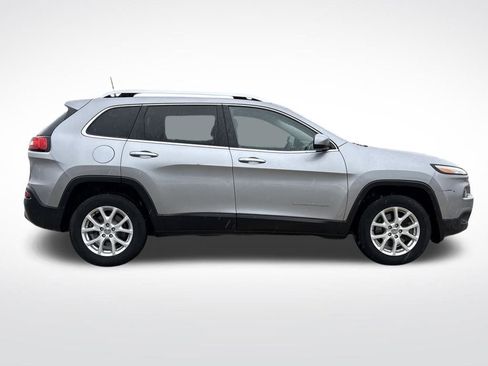 Used 2018 Jeep Cherokee Latitude w/ Cold Weather Group image 9