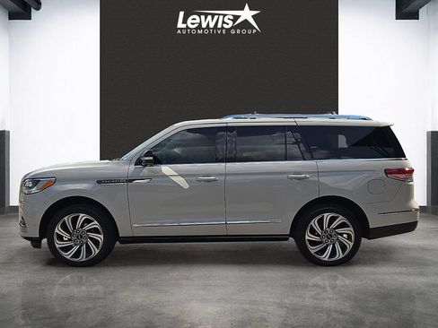Used 2022 Lincoln Navigator Reserve AWD/4WD image 2
