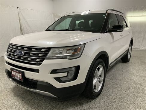 Used 2017 Ford Explorer XLT w/ Equipment Group 202A AWD/4WD image 2