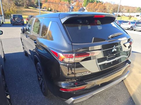 Used 2025 Mitsubishi Outlander SE AWD/4WD image 3
