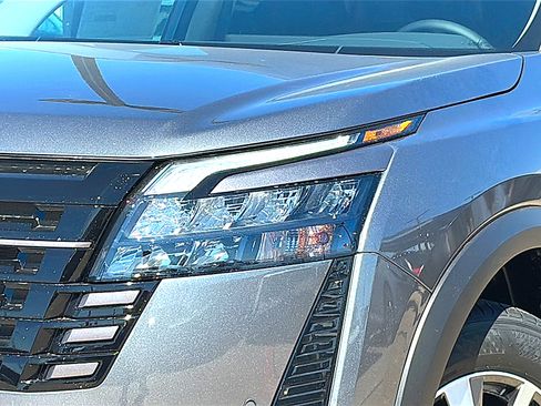 New 2026 Nissan Pathfinder SL image 4