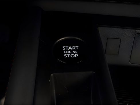 Used 2025 Nissan Kicks SR image 17