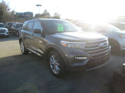 Used 2020 Ford Explorer XLT w/ Equipment Group 202A image 2