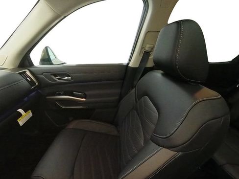 Certified 2024 Nissan Pathfinder Platinum w/ Black Appearance Package AWD/4WD image 40
