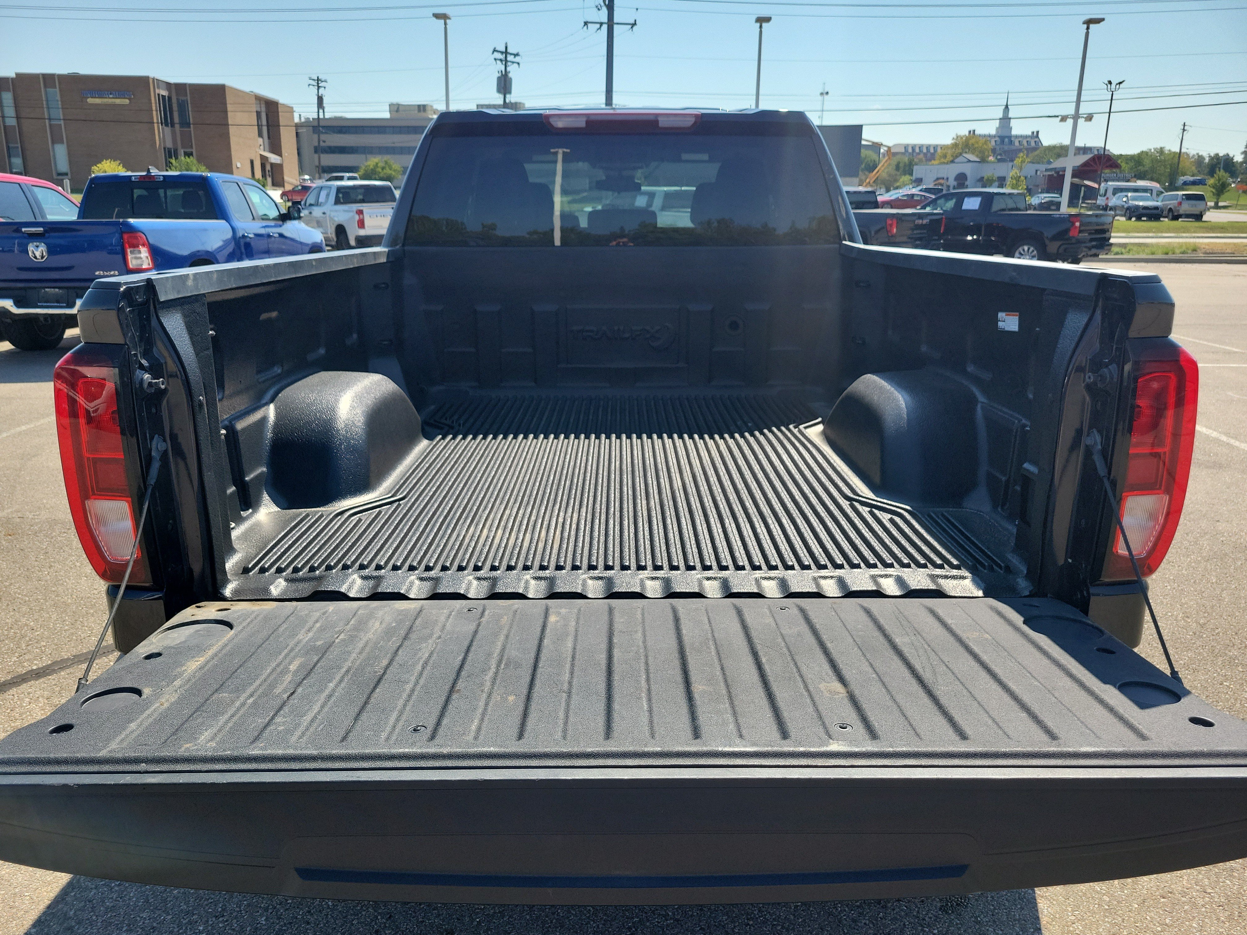 Used 2023 GMC Sierra 1500 SLE w/ Enhanced Capability Package AWD/4WD image 7
