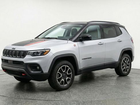Used 2025 Jeep Compass Trailhawk image 3