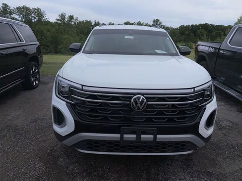 Used 2025 Volkswagen Atlas Peak Edition SE AWD/4WD image 4