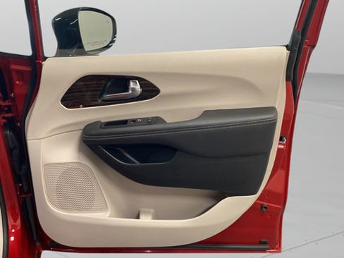 Used 2024 Chrysler Pacifica Limited FWD image 32