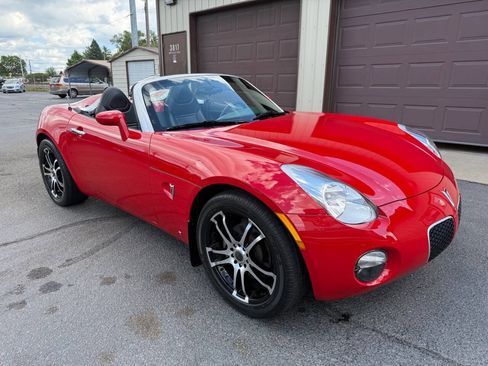 Used 2006 Pontiac Solstice Convertible w/ Premium Package RWD image 4