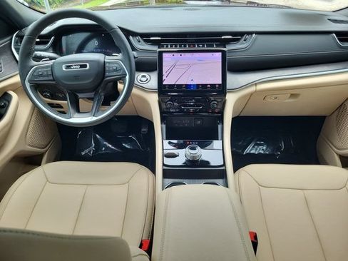 Used 2025 Jeep Grand Cherokee Limited AWD/4WD image 2