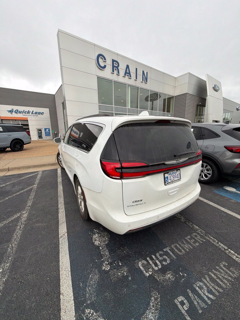 Used 2022 Chrysler Pacifica Touring-L FWD image 4