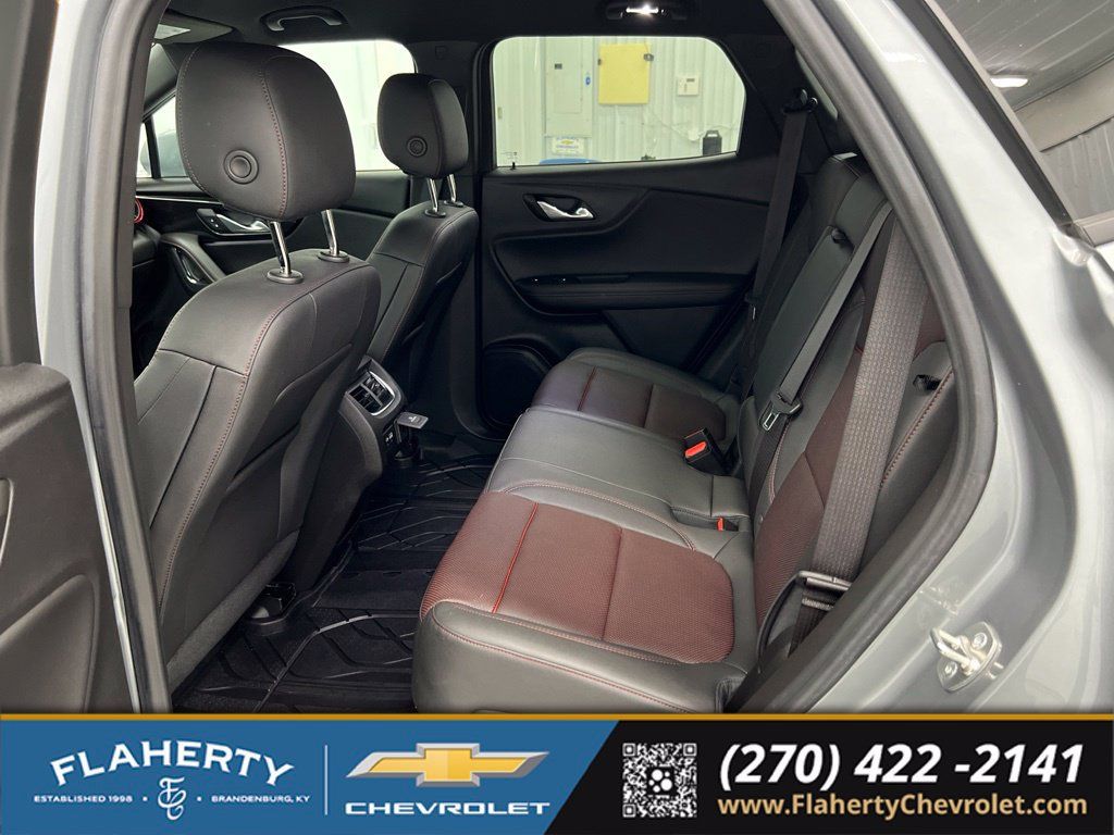 Used 2025 Chevrolet Blazer RS w/ Enhanced Convenience Package FWD image 11