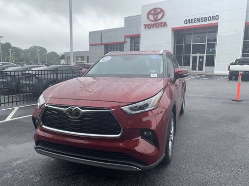 Used 2022 Toyota Highlander Platinum FWD image 1