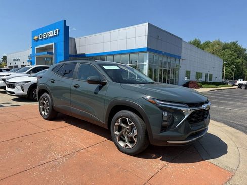 New 2026 Chevrolet Trax LT FWD image 2