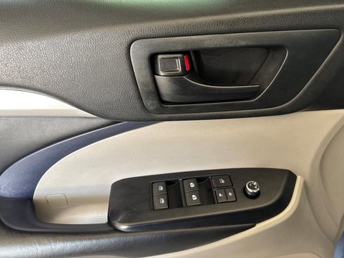 Used 2019 Toyota Highlander Plus FWD image 12