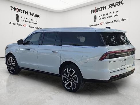 New 2027 Lincoln Navigator L Reserve AWD/4WD image 3