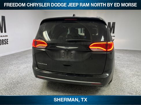 Used 2019 Chrysler Pacifica Touring-L image 5