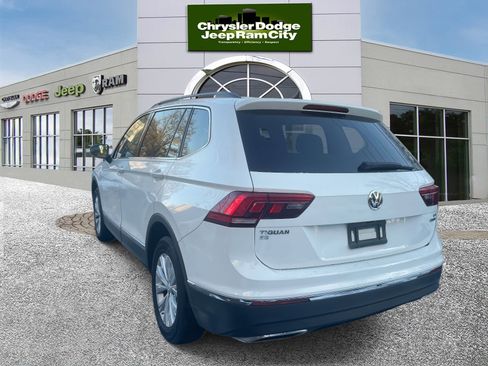Used 2018 Volkswagen Tiguan SE w/ Panoramic Sunroof Package image 8