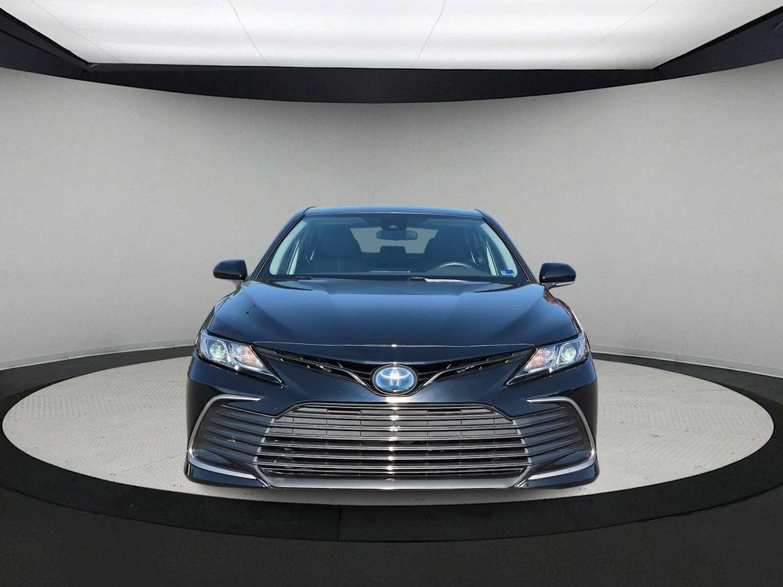 Used 2021 Toyota Camry LE FWD image 3