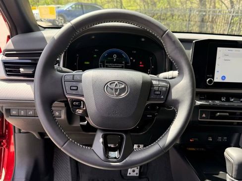 Used 2025 Toyota Camry SE image 11