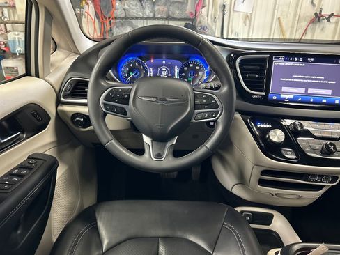 Used 2023 Chrysler Pacifica Touring-L FWD image 17